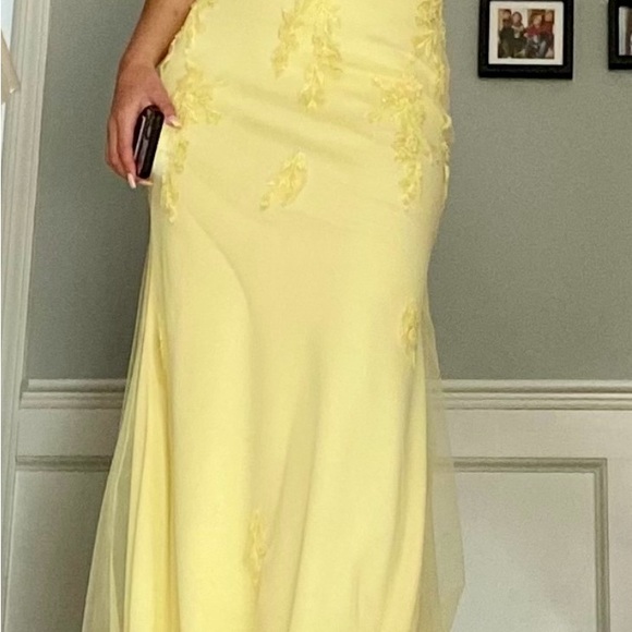 PROM SEASON! Make an offer!
Gorgeous yellow gown - Picture 8 of 13